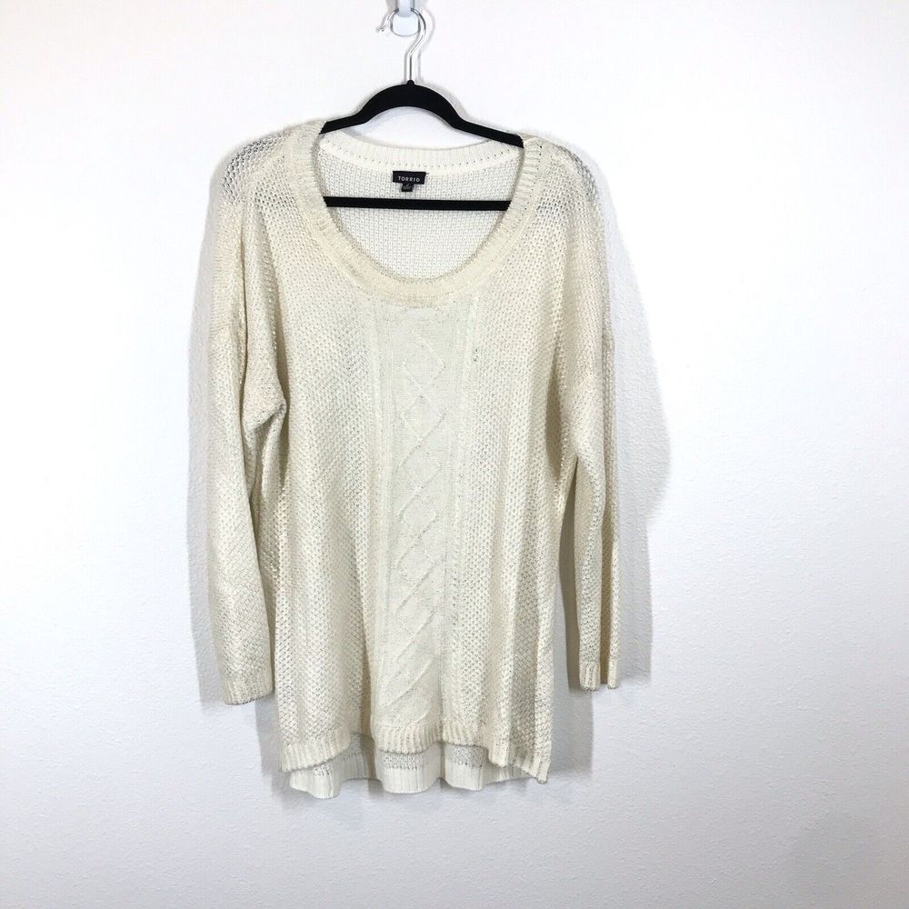 Torrid Women's White Scoop Neck Knit Sweater Size 2 Metallic Thread  Long Sleeve